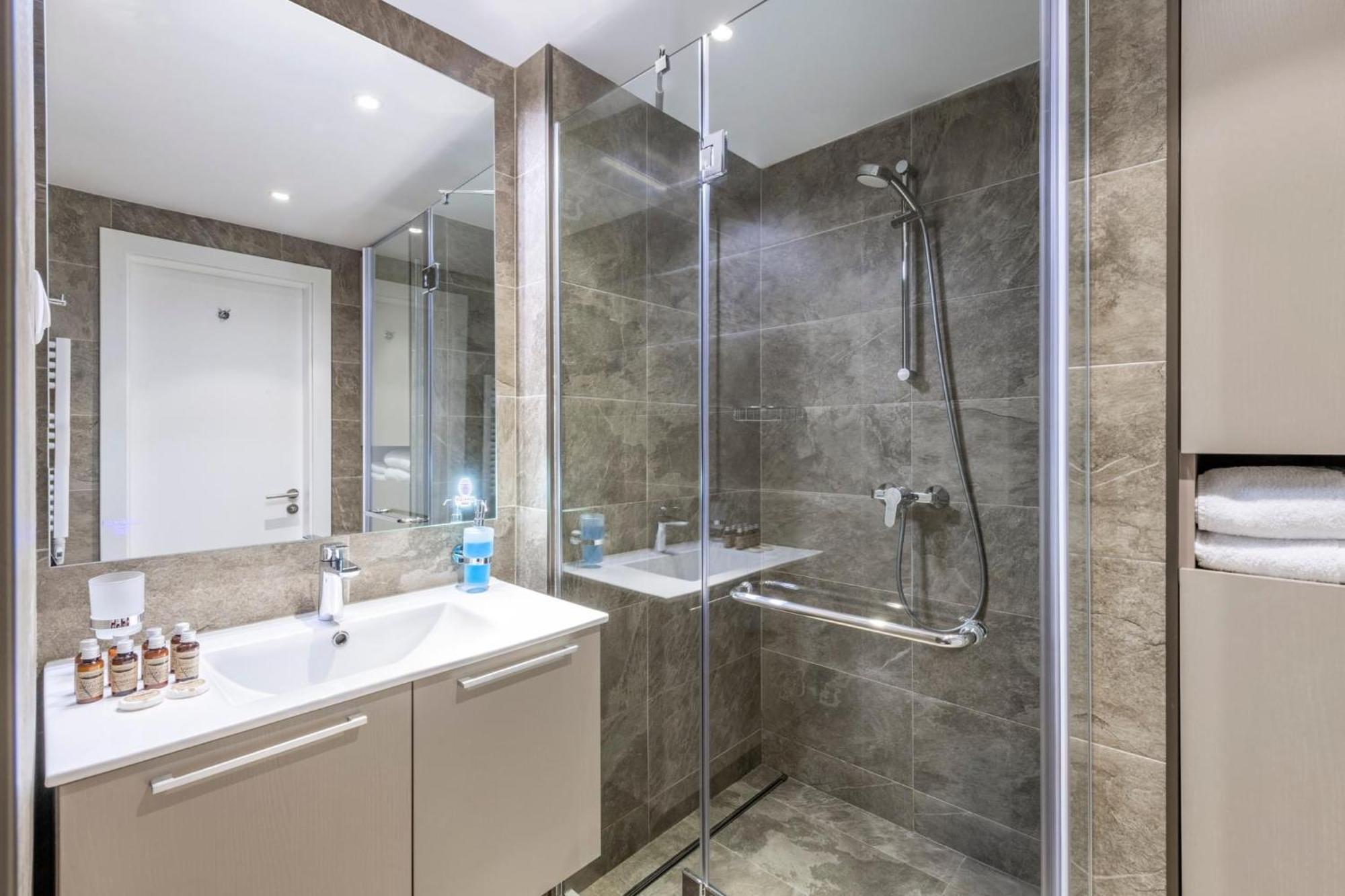 Alliance Palace Aparthotel By Marriott Batoumi Extérieur photo
